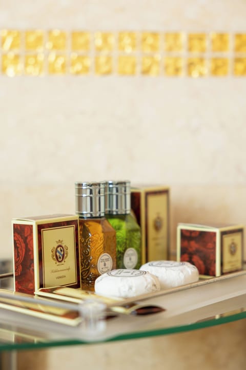 Deluxe Double or Twin Room, 1 Bedroom | Bathroom | Combined shower/tub, designer toiletries, hair dryer, bidet