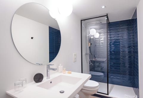 Standard Room, 1 Double Bed, Accessible | Bathroom | Eco-friendly toiletries, hair dryer, towels