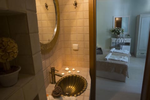 Standard Room | Bathroom | Shower, free toiletries, hair dryer, bathrobes