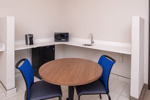 Suite, 1 Bedroom, Jetted Tub | In-room safe, desk, iron/ironing board, free cribs/infant beds