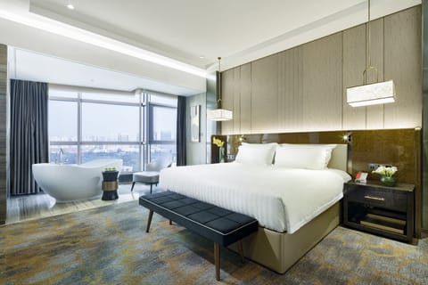 Executive Suite | Premium bedding, down comforters, minibar, in-room safe