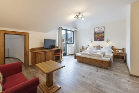 AlpenSchlössl "Hohe Salve" ca. 30 qm HP | Minibar, in-room safe, desk, blackout drapes