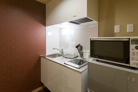 Deluxe Room | Private kitchenette | Fridge, microwave, stovetop, electric kettle