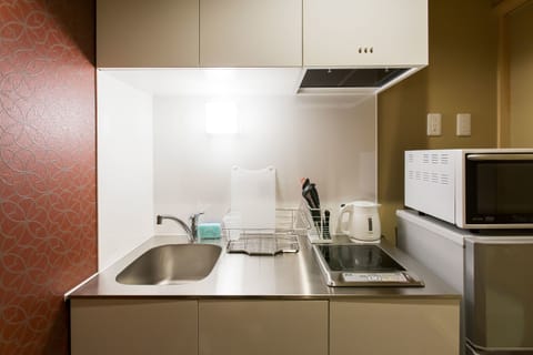 Deluxe Room | Private kitchenette | Fridge, microwave, stovetop, electric kettle