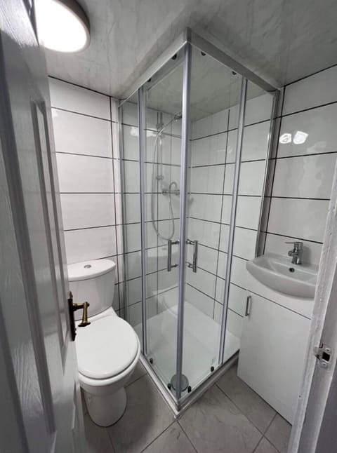 Basic Double Room, Ensuite | Bathroom