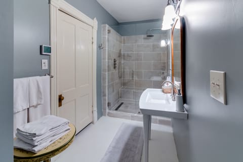 Ivy Room | Bathroom | Shower, free toiletries, hair dryer, towels