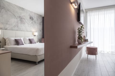 Family Room | Minibar, in-room safe, desk, soundproofing