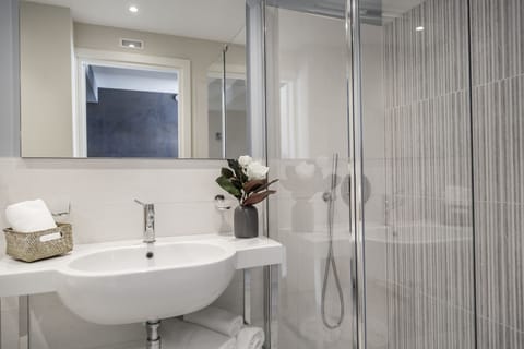 Junior Room | Bathroom | Shower, free toiletries, bidet, towels