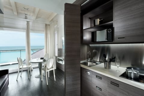 Family Suite | Private kitchen | Electric kettle