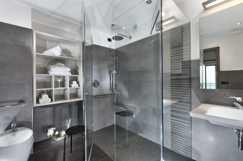 Family Suite | Bathroom | Combined shower/tub, free toiletries, hair dryer, bidet