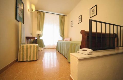 Classic Double Room | Minibar, in-room safe, desk, free WiFi