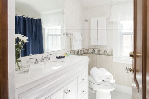 Budget Queen Room  | Bathroom | Shower, eco-friendly toiletries, hair dryer, bathrobes