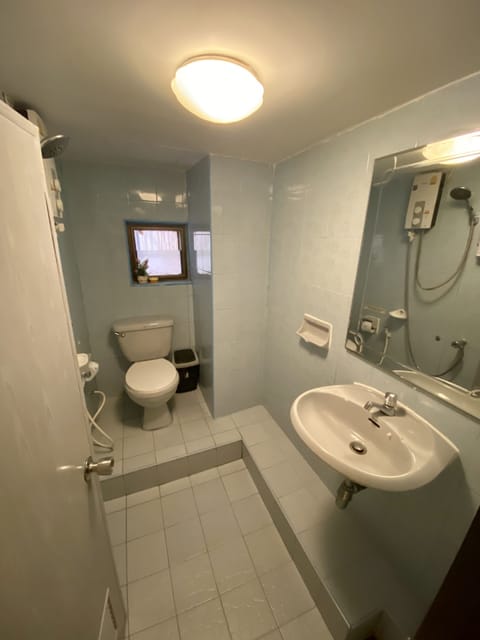 Standard Room | Bathroom | Shower, free toiletries, hair dryer, towels