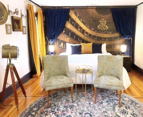 Gilded Stage in the Mainhouse | 1 bedroom, premium bedding, individually decorated