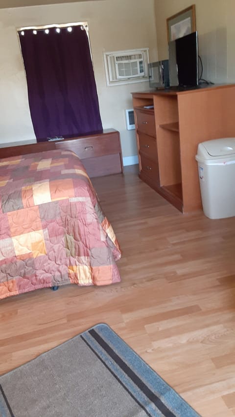 Single Room, 1 Queen Bed | Free WiFi, bed sheets