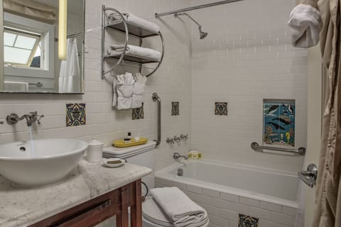 Garden View Rooms | Bathroom | Combined shower/tub, free toiletries, hair dryer, towels