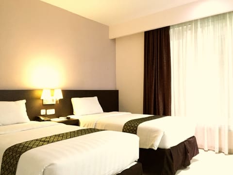 Business Room | In-room safe, desk, rollaway beds, free WiFi