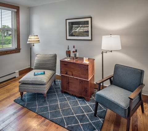 Andrew Wyeth (Private Bathroom) | Living area