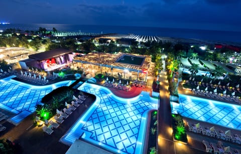 Indoor pool, 5 outdoor pools