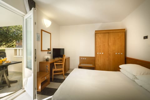 2 bedrooms, in-room safe, desk, blackout drapes