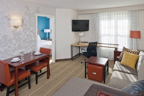 Suite, 1 Bedroom | Premium bedding, desk, iron/ironing board, free cribs/infant beds