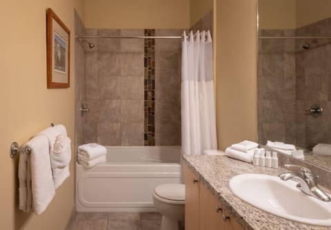 Combined shower/tub, deep soaking tub, eco-friendly toiletries