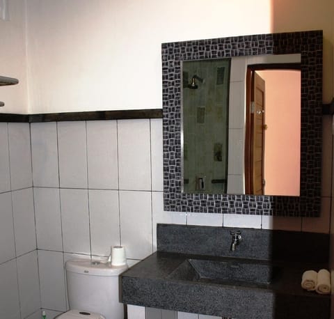 Shower, free toiletries, towels