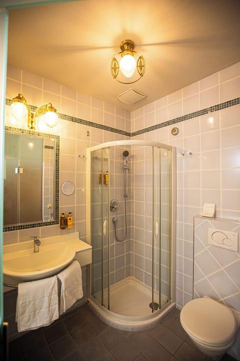 Superior Double or Twin Room | Bathroom | Slippers, towels