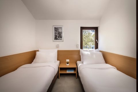 Standard Apartment | In-room safe, desk, free cribs/infant beds, bed sheets