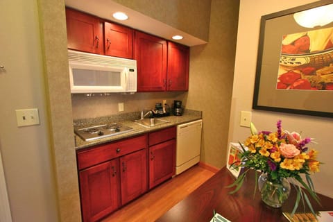 Studio Ste 1 King No Smoking | Private kitchen | Full-size fridge, microwave, stovetop, dishwasher