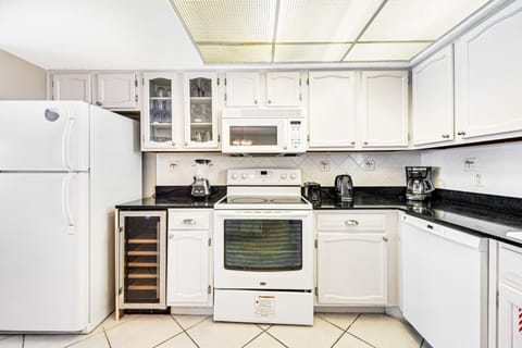 Apartment, 3 Bedrooms | Private kitchen | Microwave, coffee/tea maker, cookware/dishes/utensils