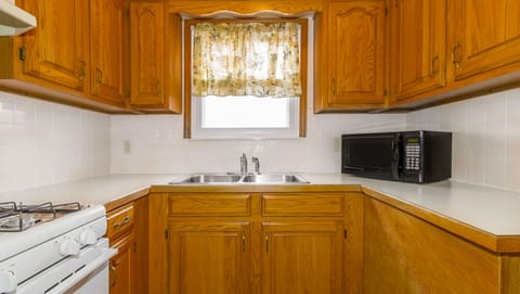 Room, 1 Queen Bed, Non Smoking, Jetted Tub | Private kitchen | Fridge, microwave, oven, stovetop