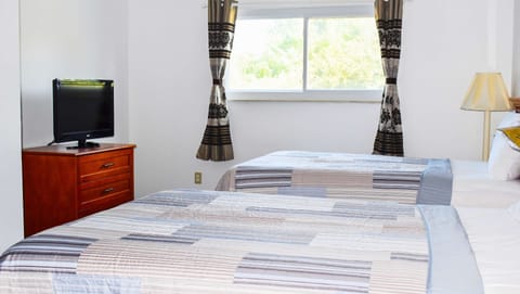 Suite, 2 Double Beds, Non Smoking, Kitchen | Desk, iron/ironing board, free WiFi, bed sheets