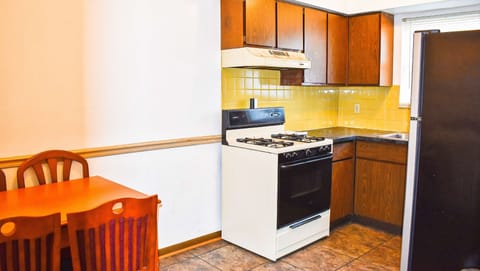 Suite, 2 Double Beds, Non Smoking, Kitchen | Private kitchen | Fridge, microwave, oven, stovetop