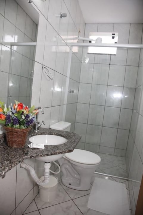 Quintuple Standard Room | Bathroom | Shower, free toiletries, hair dryer, towels