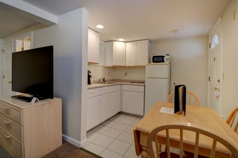 Standard Room, 2 Queen Beds, Non Smoking, Kitchenette | Private kitchenette | Fridge, microwave, stovetop, coffee/tea maker