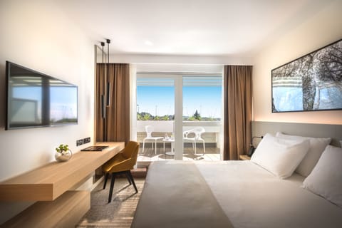 Superior Double or Twin Room | Minibar, in-room safe, desk, blackout drapes