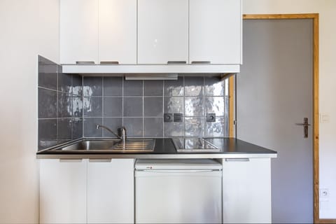 Apartment, Ensuite (Vue sur Montagne - 202) | Private kitchenette | Fridge, microwave