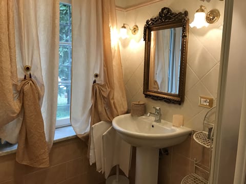 Deluxe Room | Bathroom | Free toiletries, hair dryer, bidet, towels