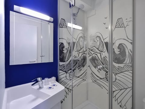 Desk, soundproofing, free WiFi, bed sheets