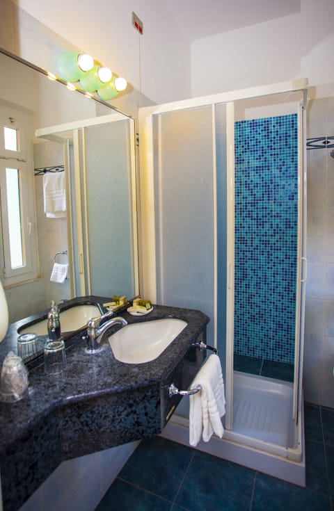 Suite, 2 Bedrooms | Bathroom | Shower, free toiletries, bidet, towels