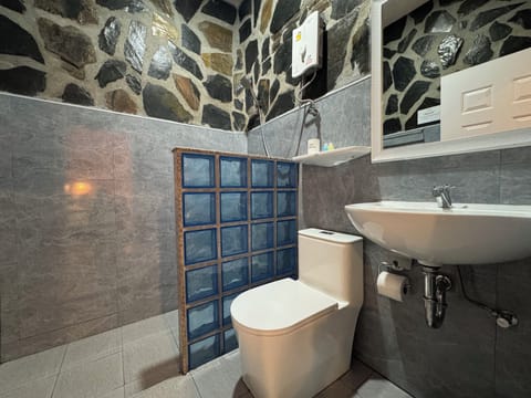 Superior Bungalow | Bathroom | Shower, hair dryer, towels, shampoo