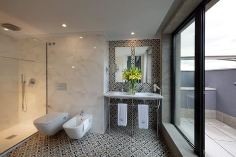 Junior Suite | Bathroom | Shower, rainfall showerhead, eco-friendly toiletries, hair dryer