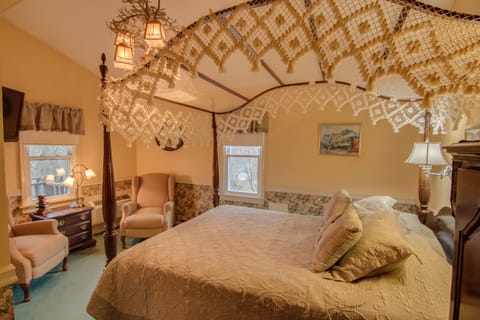 Traditional Room, 1 Queen Bed | Individually decorated, iron/ironing board, free WiFi