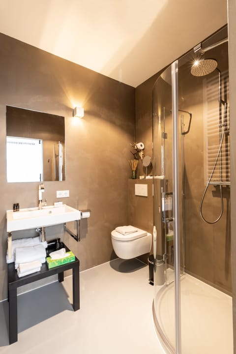 Junior Suite | Bathroom | Shower, hydromassage showerhead, free toiletries, hair dryer