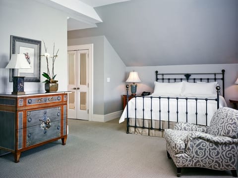 Premium Room, 1 King Bed, Private Bathroom | 1 bedroom, in-room safe, desk, iron/ironing board