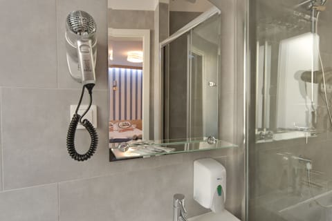 Quadruple Room | Bathroom | Shower, hair dryer, towels