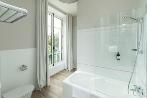 Privilege Double Room | Bathroom | Free toiletries, hair dryer, towels