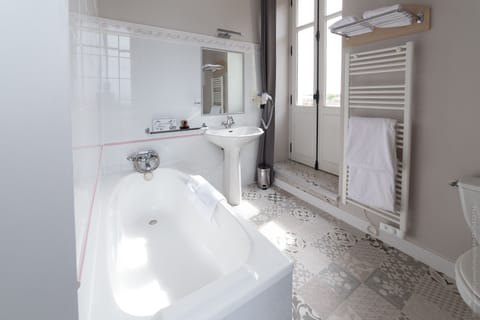 Privilege Double Room | Bathroom | Free toiletries, hair dryer, towels