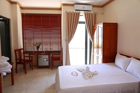 Deluxe Double Room, Balcony, City View | Minibar, in-room safe, desk, blackout drapes